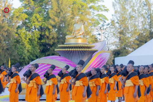 ภาพ No.290679:วันที่ 8 มกราคม พ.ศ. 2569 พระธรรมยาตราปฏิบัติธรรม และถ่ายภาพหมู่ประวัติศาสตร์ ในโครงการธรรมยาตรา กตัญญูบูชามหาปูชนียาจารย์ พระมงคลเทพมุนี(สด จนฺทสโร) พระผู้ปราบมาร อนุสรณ์สถาน 7 แห่ง ปีที่ 14 ณ อนุสรณ์สถานคลองบางนางแท่น อ.สามพราน จ.นครปฐม