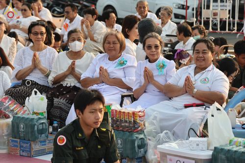 ภาพ No.318042:วันเสาร์ที่ 4 เมษายน พ.ศ. 2569 งานทำบุญเมืองใจกลางอยุธยา  ตักบาตรพระ 1,109 รูป ณ ถนนชีกุน หน้าวัดมหาธาตุ และวัดราชบูรณะ