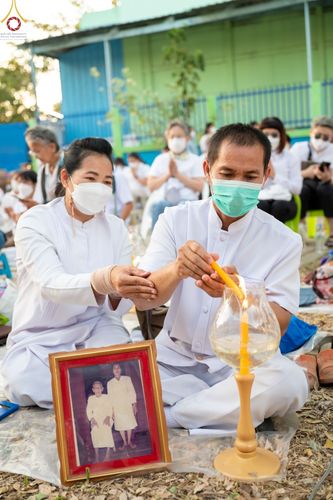 ภาพ No.73273:พิธีจุดประทีปถวายเป็นพุทธบูชา และบูชาธรรมมหาปูชนียาจารย์ ในโครงการธรรมยาตรากตัญญูบูชา มหาปูชนียาจารย์ พระมงคลเทพมุนี(สด จนฺทสโร) พระผู้ปราบมาร ปีที่ 11 ณ อนุสรณ์สถานลำดับที่ 4 สถานที่เกิดด้วยกายธรรม วัดโบสถ์ (บน) บางคูเวียง อ.บางกรวย จ.นนทบุรี วันที่ 21 