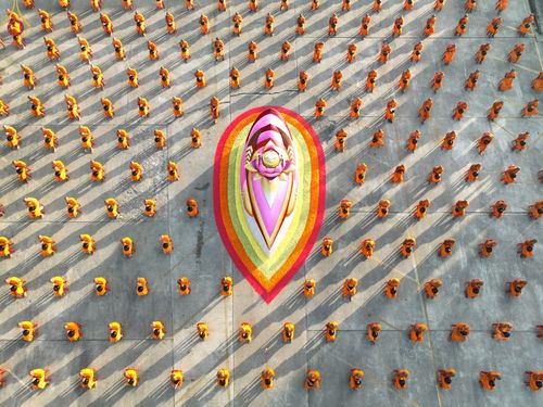 ภาพ No.73578:พิธีตักบาตรพระธรรมยาตราฯ ในโครงการธรรมยาตรากตัญญูบูชา มหาปูชนียาจารย์ พระมงคลเทพมุนี(สด จนฺทสโร) พระผู้ปราบมาร ปีที่ 11 ณ อนุสรณ์สถานลำดับที่ 4 สถานที่เกิดด้วยกายธรรม วัดโบสถ์ (บน) บางคูเวียง อ.บางกรวย จ.นนทบุรี วันที่ 22 มกราคม พ.ศ. 2566