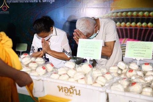 ภาพ No.70075:พิธีถวายภัตตาหารเป็นสังฆทาน แด่คณะพระธรรมยาตราฯ ในโครงการธรรมยาตราฯ ปีที่ 11 ณ อนุสรณ์สถานคลองบางนางแท่น อ.สามพราน จ.นครปฐม วันที่ 11 มกราคม พ.ศ. 2566