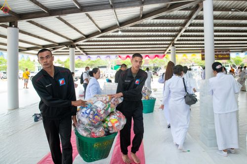 ภาพ No.328209:วันเสาร์ที่ 9 พฤษภาคม พ.ศ. 2569 พิธีตักบาตรแด่คณะสงฆ์ 323 วัด 4 จังหวัดชายแดนภาคใต้ พิธีถวายสังฆทานแด่คณะสงฆ์ 323 วัด ปีที่ 22 ครั้งที่ 185 พิธีมอบกองทุนหนุนแรงใจช่วยครูใต้ ปีที่ 19 ครั้งที่ 148 ณ ศูนย์ปฏิบัติธรรมภาคใต้