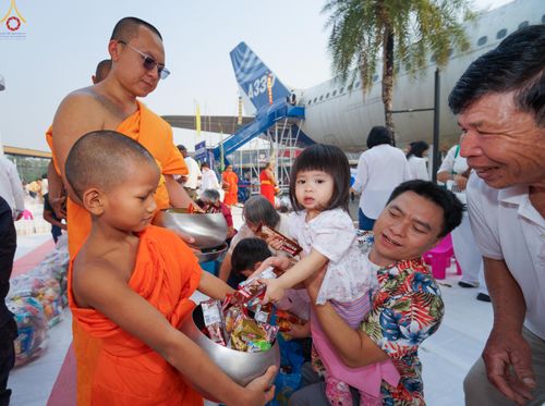 ภาพ No.321072:วันอาทิตย์ที่ ๑๒ เมษายน พ.ศ ๒๕๖๙ พิธีตักบาตรปี๋ใหม่เมืองพระภิกษุสงฆ์ ๓๓๙ รูป  อุทิศถวายพระราชกุศลสมเด็จพระนางสิริกิติ์  พระบรมราชินีนาถ พระบรมราชชนนีพันปีหลวง และฉลองเมืองแม่แตงครบรอบ ๑๑๙ ปี ณ ลานโรงแรมแอร์ไดมอนด์ อำเภอแม่แตง จังหวัดเชียงใหม่