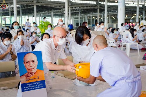 ภาพ No.63928:พิธีขอขมาและมอบผ้าไตรแด่นาคธรรมทายาท โครงการอุปสมบทบูชาธรรมมหาปูชนียาจารย์ วันอาทิตย์ที่ 20 พฤศจิกายน พ.ศ. 2565