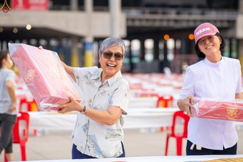 ภาพ No.322594:วันที่ 17 เมษายน พ.ศ.2569 การเรียงกล่องไทยธรรม เรียงน้ำดื่ม เรียงร่ม ณ ลานธรรมพระมหาธรรมกายเจดีย์ เพื่องานถวายมหาสังฆทาน 40,000 กว่าวัดทั่วประเทศ วันคุ้มครองโลก 22 เมษายน พ.ศ.2569 วัดพระธรรมกาย