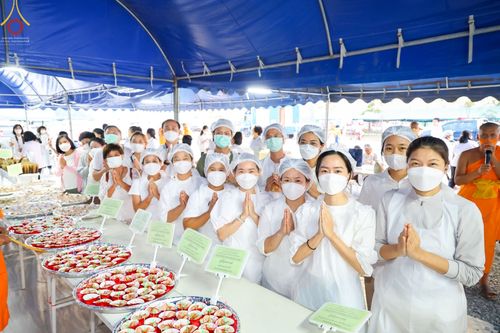 ภาพ No.74134:พิธีถวายภัตตาหารเป็นสังฆทาน แด่คณะพระธรรมยาตราฯ ในโครงการธรรมยาตรากตัญญูบูชา มหาปูชนียาจารย์ พระมงคลเทพมุนี(สด จนฺทสโร) พระผู้ปราบมาร อนุสรณ์สถาน 7 แห่ง ปีที่ 11 วันที่ 25 มกราคม พ.ศ. 2566