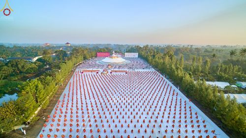 ภาพ No.70555:พิธีตักบาตรพระธรรมยาตราฯ ในโครงการธรรมยาตรากตัญญูบูชา มหาปูชนียาจารย์ พระมงคลเทพมุนี(สด จนฺทสโร) พระผู้ปราบมาร ปีที่ 11 ณ อนุสรณ์สถานลำดับที่ 2 สถานที่ตั้งมโนปณิธานบวชตลอดชีวิต อนุสรณ์สถานคลองบางนางแท่น อ.สามพราน จ.นครปฐม วันที่ 14 มกราคม พ.ศ. 2566