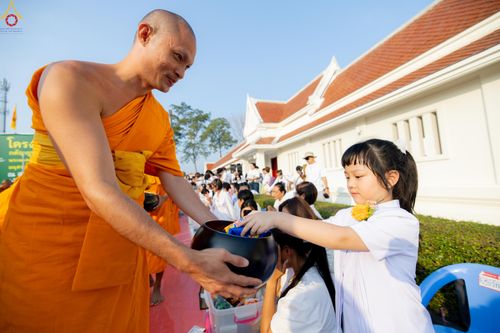 ภาพ No.297685:วันที่ 18 มกราคม พ.ศ. 2569 พิธีตักบาตรพระธรรมยาตรา ณ วัดโบสถ์บน ต.บางคูเวียง จ.นนทบุรี อนุสรณ์สถานลำดับที่ 4 สถานที่เกิดด้วยกายธรรม ในโครงการธรรมยาตรา กตัญญูบูชา มหาปูชนียาจารย์ พระมงคลเทพมุนี(สด จนฺทสโร) พระผู้ปราบมาร อนุสรณ์สถาน 7 แห่ง ปีที่ 14