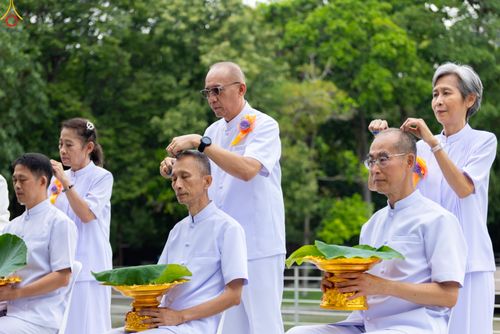 ภาพ No.330534:วันที่ 30 พฤษภาคม พ.ศ.2569 พิธีตัดปอยผมและปลงผม อุบาสกอุปสมบทอุทิศชีวิต 11 ท่าน (ภาพชุดที่ 2) ณ โบสถ์พระไตรปิฎก วัดพระธรรมกาย จังหวัดปทุมธานี
