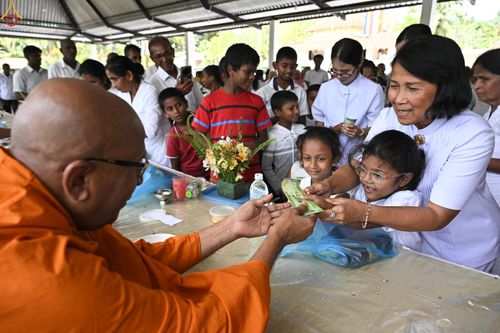 ภาพ No.278701:วันที่ 30 ตุลาคม พ.ศ.2568 กฐินสมทบต่างประเทศ โดยคณะศิษยานุศิษย์ บูชาธรรม 81 ปี หลวงพ่อธัมมชโย ณ วัดศรีสุดาสนะ รังกุต วิหาร ประเทศศรีลังกา