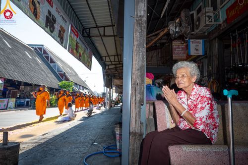 ภาพ No.106168:พิธีต้อนรับพระธรรมยาตรา ชุด 2 ในโครงการธรรมยาตรากตัญญูบูชา มหาปูชนียาจารย์  พระมงคลเทพมุนี(สด จนฺทสโร) พระผู้ปราบมาร  อนุสรณ์สถาน 7 แห่ง ปีที่ 12  วันที่ 3 มกราคม พ.ศ. 2567  ณ อนุสรณ์สถานโลตัสแลนด์ จ.สุพรรณบุรี