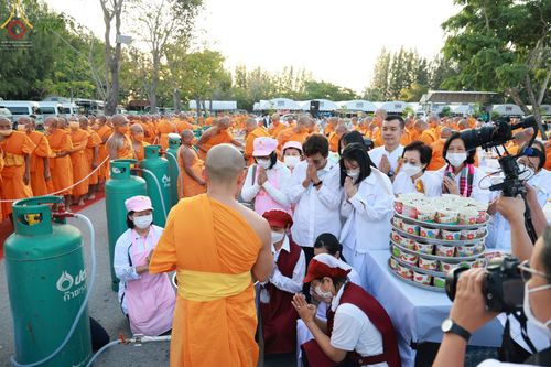 ภาพ No.69864:พิธีถวายภัตตาหารเป็นสังฆทาน แด่คณะพระธรรมยาตราฯ ในโครงการธรรมยาตราฯ ปีที่ 11 ณ อนุสรณ์สถานมหาวิหารพระมงคลเทพมุนี อ.สองพี่น้อง จ.สุพรรณบุรี วันที่ 7 มกราคม พ.ศ. 2566