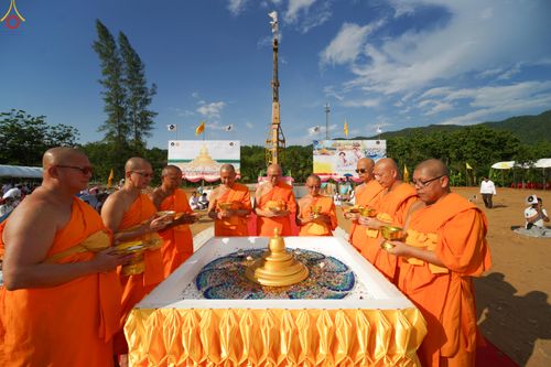ภาพ No.331703:วันพุธที่ ๓ มิถุนายน พ.ศ.๒๕๖๙ พิธีทอดผ้าป่า ปฏิบัติธรรมกลั่นแผ่นดิน พิธีโปรยรัตนชาติ  และ พิธีตอกเสาเข็ม มงคลต้นแรก สถาปนา "องค์พระเจดีย์เพื่อสร้างสันติภาพโลก"  องค์แรก ครั้งแรกของลำปาง ประตูสู่ภาคเหนือ  ณ ศูนย์ปฏิบัติธรรมเถินเทิดธรรม อ.เถิน จ.ลำปาง