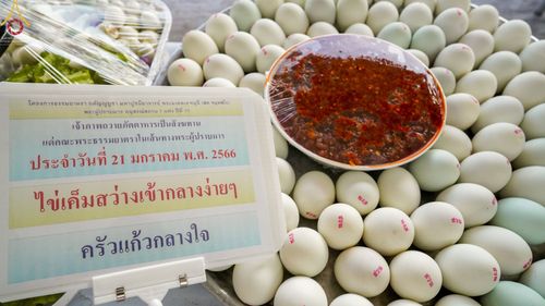 ภาพ No.73086:พิธีถวายภัตตาหารเป็นสังฆทาน แด่คณะพระธรรมยาตราฯ ในโครงการธรรมยาตรากตัญญูบูชา มหาปูชนียาจารย์ พระมงคลเทพมุนี(สด จนฺทสโร) พระผู้ปราบมาร อนุสรณ์สถาน 7 แห่ง ปีที่ 11 วันที่ 21 มกราคม พ.ศ. 2566