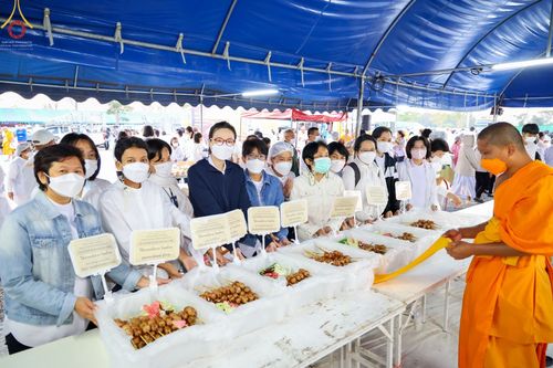 ภาพ No.74635:พิธีถวายภัตตาหารเป็นสังฆทาน แด่คณะพระธรรมยาตราฯ ในโครงการธรรมยาตรากตัญญูบูชา มหาปูชนียาจารย์ พระมงคลเทพมุนี(สด จนฺทสโร) พระผู้ปราบมาร อนุสรณ์สถาน 7 แห่ง ปีที่ 11 วันที่ 28 มกราคม พ.ศ. 2566