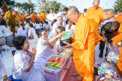 ภาพ No.281538:วันอาทิตย์ที่ 28 ธันวาคม พ.ศ.2568 ตักบาตรพระ 1000 รูป ปีที่ 1 ทำบุญเมืองสตูลส่งท้ายปี ณ หน้าโรงเรียนสตูลวิทยา จ.สตูล