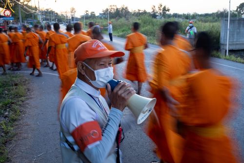 ภาพ No.69272:พิธีถวายภัตตาหารเป็นสังฆทาน แด่คณะพระธรรมยาตราฯ ในโครงการธรรมยาตราฯ ปีที่ 11 ณ อนุสรณ์สถานมหาวิหารพระมงคลเทพมุนี อ.สองพี่น้อง จ.สุพรรณบุรี วันที่ 4 และ 5 มกราคม พ.ศ. 2566