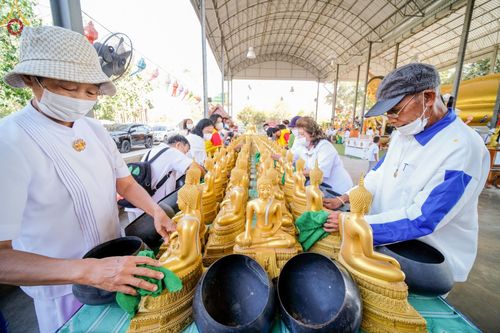 ภาพ No.71697:พระธรรมยาตรา ปฏิบัติศาสนกิจ ทำนุบำรุงศาสนสถาน, สวดธรรมจักร ,ปฏิบัติธรรม ร่วมกับชุมชน,นักเรียนเด็กดีวีสตาร์ และร่วมพิธีทอดผ้าป่าบำรุงศาสนสถาน ในโครงการธรรมยาตรากตัญญูบูชา มหาปูชนียาจารย์ พระมงคลเทพมุนี(สด จนฺทสโร) พระผู้ปราบมาร อนุสรณ์สถาน 7 แห่ง ปีที่ 11