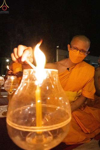 ภาพ No.69360:พิธีจุดประทีปถวายเป็นพุทธบูชา และบูชาธรรมมหาปูชนียาจารย์ ในโครงการธรรมยาตรากตัญญูบูชา มหาปูชนียาจารย์ พระมงคลเทพมุนี(สด จนฺทสโร) พระผู้ปราบมาร ปีที่ 11 ณ อนุสรณ์สถานมหาวิหารพระมงคลเทพมุนี อ.สองพี่น้อง จ.สุพรรณบุรี