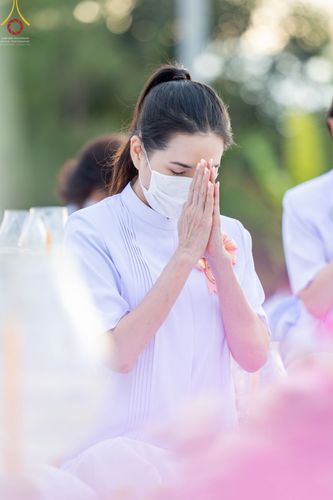 ภาพ No.70201:พิธีจุดประทีปถวายเป็นพุทธบูชา และบูชาธรรมมหาปูชนียาจารย์ ในโครงการธรรมยาตรากตัญญูบูชา มหาปูชนียาจารย์ พระมงคลเทพมุนี(สด จนฺทสโร) พระผู้ปราบมาร ปีที่ 11 ณ อนุสรณ์สถานลำดับที่ 2 สถานที่ตั้งมโนปณิธานบวชตลอดชีวิต อนุสรณ์สถานคลองบางนางแท่น อ.สามพราน จ.นครปฐม 