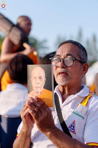 ภาพ No.290510:วันที่ 7 มกราคม พ.ศ. 2569 พิธีต้อนรับพระธรรมยาตรา ณ อนุสรณ์สถานลำดับที่ 2  สถานที่ตั้งมโนปณิธานบวชตลอดชีวิต อนุสรณ์สถานคลองบางนางแท่น (ภาพชุดที่ 2) อ.สามพราน จ.นครปฐม ในโครงการธรรมยาตรา กตัญญูบูชา มหาปูชนียาจารย์ พระมงคลเทพมุนี(สด จนฺทสโร) พระผู้ปราบมาร 
