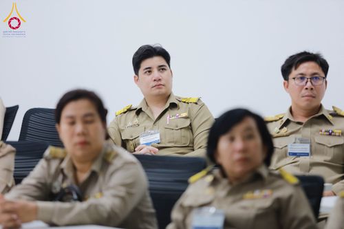 ภาพ No.311582:วันจันทร์ที่ 23 กุมภาพันธ์ พ.ศ. 2569 เปิดโลกทัศน์ผู้บริหารสถานศึกษายุคใหม่ เรียนรู้ต้นแบบการพัฒนาคนผ่านพลัง “บวร–V-Star” ผู้เข้ารับการพัฒนาตามโครงการ สพฐ. ศึกษาดูงานวัดพระธรรมกาย เสริมภาวะผู้นำคุณธรรมสู่การบริหารโรงเรียนอย่างยั่งยืน ณ อาคาร 100 ปี คุณยาย