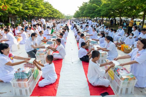 ภาพ No.81347:พิธีตักบาตรพระ ๑,๐๒๘ รูป ถวายเป็นพุทธบูชา เนื่องในสัปดาห์วิสาขบูชาโลก  ช่วยคณะสงฆ์ ๓๒๓ วัด ๔ จังหวัดชายแดนใต้ วันอาทิตย์ที่ ๒๘ พฤษภาคม พ.ศ.๒๕๖๖ ณ ศูนย์ปฎิบัติธรรมดอยหล่อ อำเภอดอยหล่อ จังหวัดเชียงใหม่