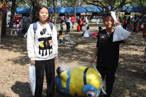 ภาพ No.194074:วัดพระธรรมกาย จัดงานวันเด็กแห่งชาติ ประจำปี พ.ศ.2568 ออกร้านอาหาร 200 ร้าน มอบของขวัญหลายหมื่นชิ้น วันที่ 12 มกราคม พ.ศ. 2568 วัดพระธรรมกาย อ.คลองหลวง จ.ปทุมธานี