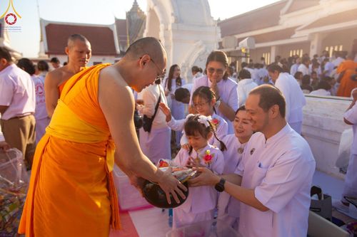 ภาพ No.197847:พิธีตักบาตรพระธรรมยาตรา ณ อนุสรณ์สถานลำดับที่ 4 สถานที่เกิดด้วยกายธรรม วัดโบสถ์(บน) ต.บางคูเวียง จ.นนทบุรี ในโครงการธรรมยาตรา กตัญญูบูชา มหาปูชนียาจารย์ พระมงคลเทพมุนี(สด จนฺทสโร) พระผู้ปราบมาร อนุสรณ์สถาน 7 แห่ง ปีที่ 13 วันที่ 19 มกราคม พ.ศ. 2568