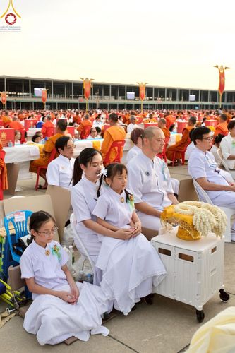ภาพ No.221769:วันอังคารที่ 22 เมษายน พ.ศ. 2568 ภาพพิธีถวายมหาสังฆทานคณะสงฆ์ 40,000 กว่าวัดทั่วประเทศ เนื่องในวันคุ้มครองโลก ชุดที่ 2 (ปลื้มให้สมการรอคอย) ณ ลานธรรมพระมหาธรรมกายเจดีย์ วัดพระธรรมกาย