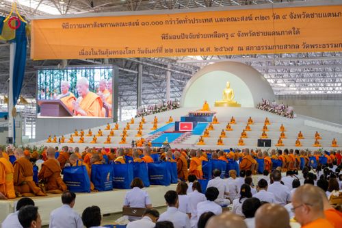 ภาพ No.60153:พิธีเจริญพระพุทธมนต์ "ฉลองอายุวัฒนมงคล 80 ปี หลวงพ่อธัมมชโย" พิธีถวายไทยธรรม คณะสงฆ์ 10,000 กว่าวัดทั่วประเทศ ในวันคุ้มครองโลก วันจันทร์ที่ 22 เมษายน พ.ศ. 2567 ณ สภาธรรมกายสากล วัดพระธรรมกาย จ.ปทุมธานี