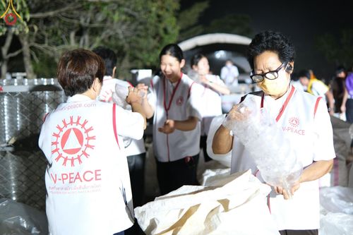 ภาพ No.130213:V.34 เพื่อธรรมเพื่อบางกล่ำ การรับบุญของเจ้าหน้าที่หน่วยงานต่างๆ  เพื่องานธรรมยาตราอัญเชิญพระบรมสารีริกธาตุ ประดิษฐาน ณ มหารัตนเจดีย์สิริปทุมสวรรค์ (เจดีย์อริยพุทธะ 5 พระองค์) ณ ศูนย์ปฏิบัติธรรมภาคใต้ อ.บางกล่ำ จ.สงขลา ระหว่างวันที่ 9-10 มีนาคม พ.ศ. 2567