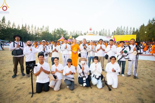 ภาพ No.198931:V.50 สารพัดV สารพัดดี ที่ธรรมยาตรา ในโครงการธรรมยาตรา กตัญญูบูชา มหาปูชนียาจารย์ พระมงคลเทพมุนี(สด จนฺทสโร) พระผู้ปราบมาร อนุสรณ์สถาน 7 แห่ง ปีที่ 13 ระหว่างวันที่ 2-31 มกราคม พ.ศ. 2568