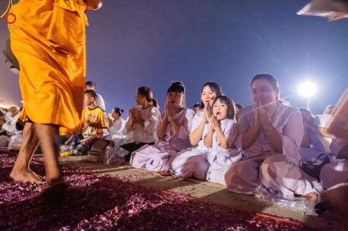 ภาพ No.120522:พิธีต้อนรับพระธรรมยาตรา ในโครงการธรรมยาตรา กตัญญูบูชา มหาปูชนียาจารย์ พระมงคลเทพมุนี(สด จนฺทสโร) พระผู้ปราบมาร อนุสรณ์สถาน 7 แห่ง ปีที่ 12 วันที่ 28 มกราคม พ.ศ. 2567 ณ วัดพระธรรมกาย จ.ปทุมธานี (ชุดที่ 2)