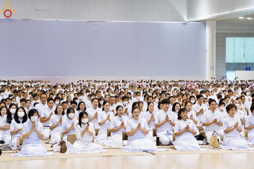 ภาพ No.139274:พิธีตักบาตร , พิธีบูชาข้าวพระ ณ ห้องแก้วสารพัด 1 สภาธรรมกายสากล วัดพระธรรมกาย วันอาทิตย์ต้นเดือนที่ 2 มิถุนายน พ.ศ. 2567