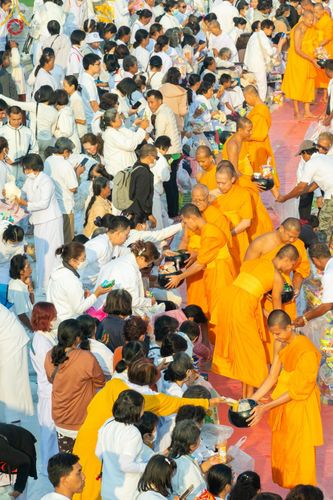 ภาพ No.201236:พิธีตักบาตรพระธรรมยาตรา ณ อนุสรณ์สถานลำดับที่ 5 สถานที่เผยแผ่วิชชาธรรมกายครั้งแรก อนุสรณ์สถานบางปลา วัดบางปลา อำเภอบางเลน จังหวัดนครปฐม ในโครงการธรรมยาตรา กตัญญูบูชา มหาปูชนียาจารย์ พระมงคลเทพมุนี(สด จนฺทสโร) พระผู้ปราบมาร อนุสรณ์สถาน 7 แห่ง ปีที่ 13