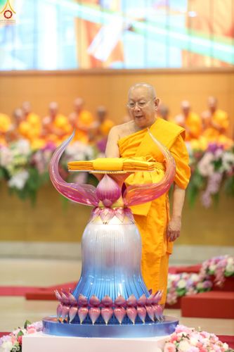 ภาพ No.240901:วันพุธที่ 27 สิงหาคม พ.ศ. 2568 พิธีทอดผ้าป่าเพื่อสร้างอาคาร  82 ปี หลวงพ่อธัมมชโย สมทบกฐินวัดพระธรรมกาย และกฐิน 30,000 วัดทั่วประเทศ ครั้งที่ 1