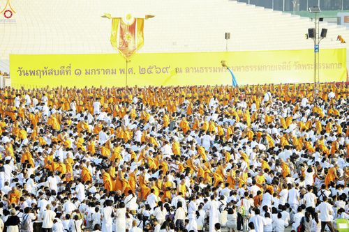 ภาพ No.279969:วันที่ 1 มกราคม พ.ศ.2569 พิธีตักบาตรในวันขึ้นปีใหม่ ณ ลานธรรม วัดพระธรรมกาย