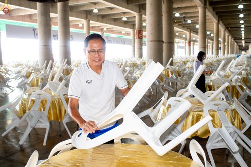 ภาพ No.322324:วันที่ 15 เมษายน พ.ศ.2569 การเตรียมงาน เช็ดโต๊ะ เก้าอี้ ปูผ้าโต๊ะฉัน เพื่องานถวายมหาสังฆทาน 40,000 กว่าวัดทั่วประเทศ วันคุ้มครองโลก 22 เมษายน พ.ศ.2569 วัดพระธรรมกาย