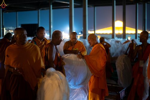 ภาพ No.323878:วันที่ 22 เมษายน พ.ศ.2569 (วันคุ้มครองโลก) งานถวายมหาสังฆทาน 40,000 กว่าวัดทั่วประเทศ บรรยากาศพระสังฆาธิการและสาธุชน  เดินทางเข้าวัดพระธรรมกาย และพักค้าง ตั้งแต่ ตอนเย็นวันที่ 21  ถึงเช้าวันที่ 22