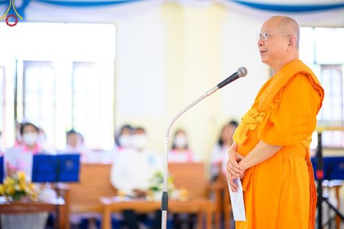 ภาพ No.78350:พิธีถวายสังฆทานแด่คณะสงฆ์ ๓๒๓ วัด พิธีมอบกองทุนหนุนแรงใจช่วยครูใต้และพิธีทำบุญอุทิศส่วนกุศลแด่ผู้วายชนม์ในเหตุการณ์ความไม่สงบ ๔ จังหวัดชายแดนภาคใต้  (ปัตตานี ยะลา นราธิวาส สงขลา) ปีที่ ๑๙ ครั้งที่ ๑๖๑ พิธีมอบกองทุนหนุนแรงใจช่วยครูใต้ (ปีที่ ๑๖ ครั้งที่ ๑