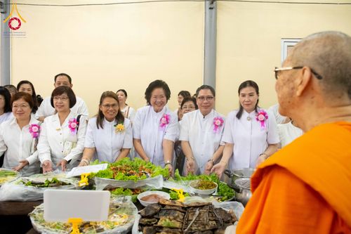 ภาพ No.295864:วันที่ 17 มกราคม พ.ศ. 2569 พิธีถวายภัตตาหารเป็นสังฆทาน แด่พระธรรมยาตรา ณ วัดโบสถ์บน ต.บางคูเวียง จ.นนทบุรี อนุสรณ์สถานลำดับที่ 4 สถานที่เกิดด้วยกายธรรม ในโครงการธรรมยาตรา กตัญญูบูชา มหาปูชนียาจารย์ พระมงคลเทพมุนี(สด จนฺทสโร) พระผู้ปราบมาร อนุสรณ์สถาน 7 แ