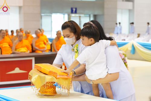 ภาพ No.86370:วันธรรมชัย ปีที่ 55 พิธีทอดผ้าป่ากฐินสมทบครั้งที่1, พิธีเจริญพุทธมนต์ ลูกนิมิตมหาสมบัติฯ พิธีจุดประทีป,พิธีฉลองชัยสวดมนต์บทธัมมจักกัปปวัตนสูตร วันอาทิตย์ที่ 27 สิงหาคม พ.ศ.2566 ณ สภาธรรมกายสากล / มหารัตนวิหารคด วัดพระธรรมกาย