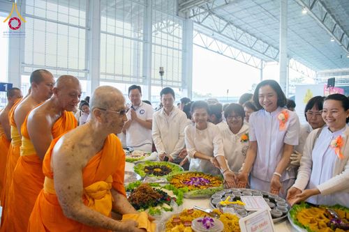 ภาพ No.303882:วันที่ 28 มกราคม พ.ศ. 2569 พิธีถวายภัตตาหารเป็นสังฆทาน แด่พระธรรมยาตรา ณ วัดพระธรรมกาย  จังหวัดปทุมธานี ในโครงการธรรมยาตรา กตัญญูบูชา มหาปูชนียาจารย์ พระมงคลเทพมุนี(สด จนฺทสโร) พระผู้ปราบมาร อนุสรณ์สถาน 7 แห่ง ปีที่ 14