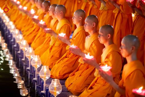 ภาพ No.297458:วันที่ 16 มกราคม พ.ศ. 2569 พิธีลอยประทีปธรรมถวายเป็นพุทธบูชา และบูชาธรรมมหาปูชนียาจารย์  ณ วัดโบสถ์บน ต.บางคูเวียง จ.นนทบุรี อนุสรณ์สถานลำดับที่ 4 สถานที่เกิดด้วยกายธรรม ในโครงการธรรมยาตรา กตัญญูบูชา มหาปูชนียาจารย์ พระมงคลเทพมุนี(สด จนฺทสโร) พระผู้ปราบม