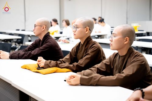 ภาพ No.324817:วันอังคารที่ 21 เมษายน พ.ศ.2569  หลวงพ่อทัตตชีโว รองเจ้าอาวาสวัดพระธรรมกาย ถวายการต้อนรับและปฏิสันถารคณะสงฆ์จากประเทศเวียดนาม