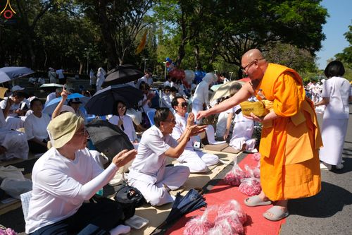 ภาพ No.295954:ภาพเบื้องหลังอาสาสมัครรวมใจ ชุดที่ 1 ในโครงการธรรมยาตรา กตัญญูบูชา มหาปูชนียาจารย์ พระมงคลเทพมุนี(สด จนฺทสโร) พระผู้ปราบมาร อนุสรณ์สถาน 7 แห่ง ปีที่ 14