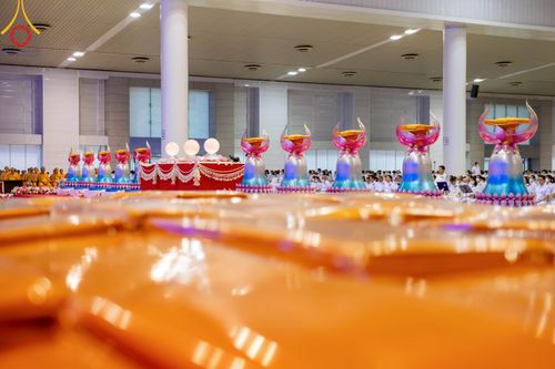 ภาพ No.86395:วันธรรมชัย ปีที่ 55 พิธีทอดผ้าป่ากฐินสมทบครั้งที่1, พิธีเจริญพุทธมนต์ ลูกนิมิตมหาสมบัติฯ พิธีจุดประทีป,พิธีฉลองชัยสวดมนต์บทธัมมจักกัปปวัตนสูตร วันอาทิตย์ที่ 27 สิงหาคม พ.ศ.2566 ณ สภาธรรมกายสากล / มหารัตนวิหารคด วัดพระธรรมกาย