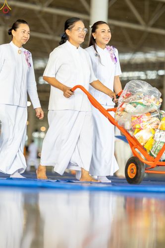 ภาพ No.318244:วันอาทิตย์ต้นเดือนที่ 5 เมษายน พ.ศ.2569 พิธีตักบาตร ณ บ้านแก้วเรือนทองคุณยายอาจารย์ฯ วัดพระธรรมกาย