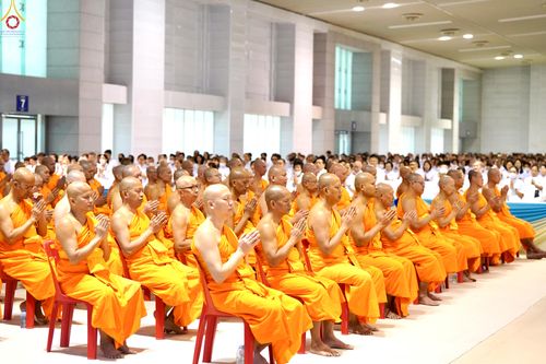 ภาพ No.311425:วันอาทิตย์ต้นเดือนที่ 1 มีนาคม พ.ศ.2569 พิธีตักบาตร และ พิธีบูชาข้าวพระ ณ สภาธรรมกายสากล วัดพระธรรมกาย